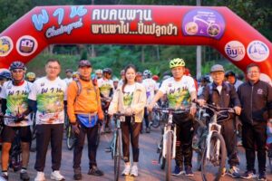 1.-สส.วิสาระดี-เตชะธีราวัฒน์-ถ่ายภาพหมู่-ที่จุดปล่อยตัวนักปั่น-re